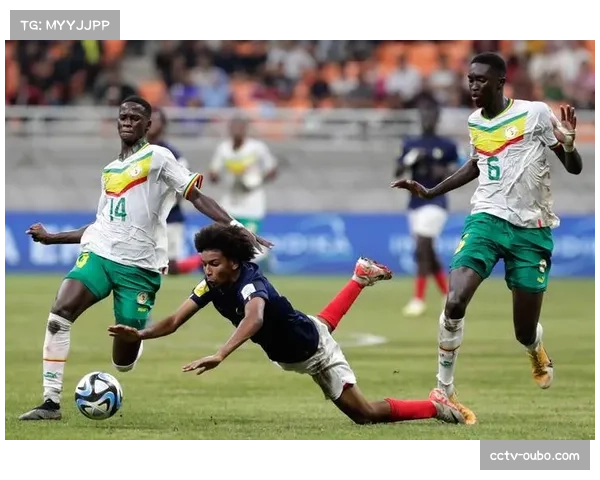 特写：镜头捕捉斯特拉斯堡中锋迪亚洛在丢球瞬间的第一次反抢，触发全队压迫信号